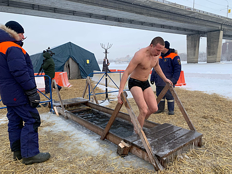 Тысячи новосибирцев погрузились в Обь в ночь Крещения
