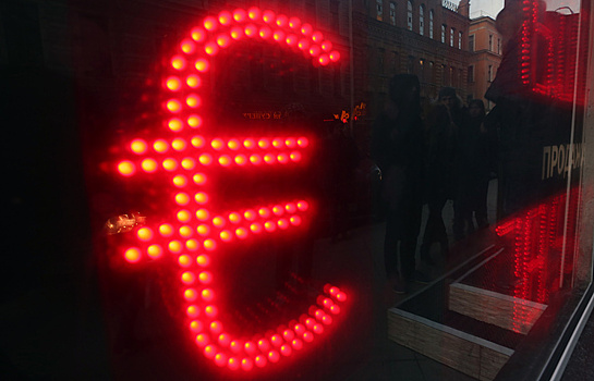 Официальный курс евро вырос до 69,82 рубля