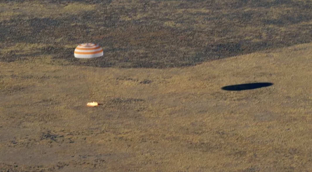 Спускаемый аппарат корабля «Союз МС-27» с космонавтами приземлился