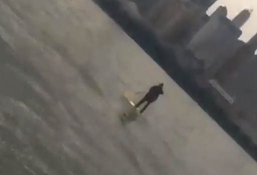 Американец в деловом костюме пересек реку на доске, чтобы успеть на встречу