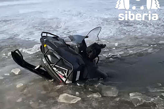 В Новосибирской области на видео попал вмерзший во льды снегоход