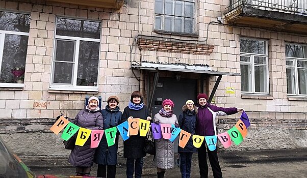 Петрозаводчане устроили необычный флешмоб во дворе жилого дома