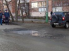 Пешеходы встречают сразу два препятствия на тротуаре на ул. Бакунина