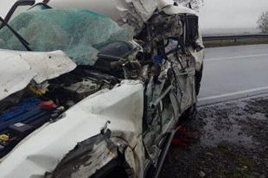 В Башкирии Mitsubishi влетел в фуру на опасном повороте, есть погибший