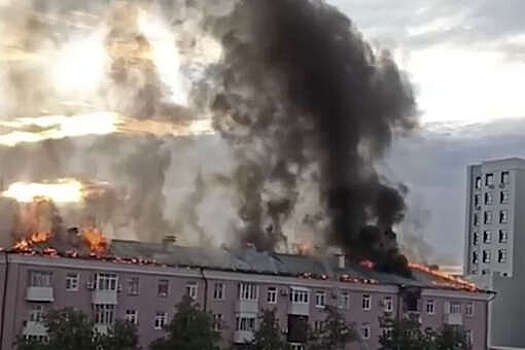 В Казани у Чеховского рынка загорелся пятиэтажный дом, огонь охватил крышу здания