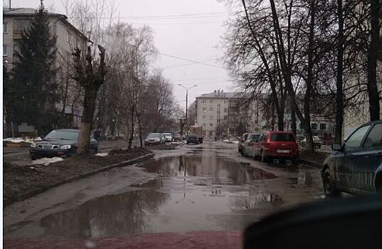 Эксперты рассказали, что делать, если автомобиль попал в яму