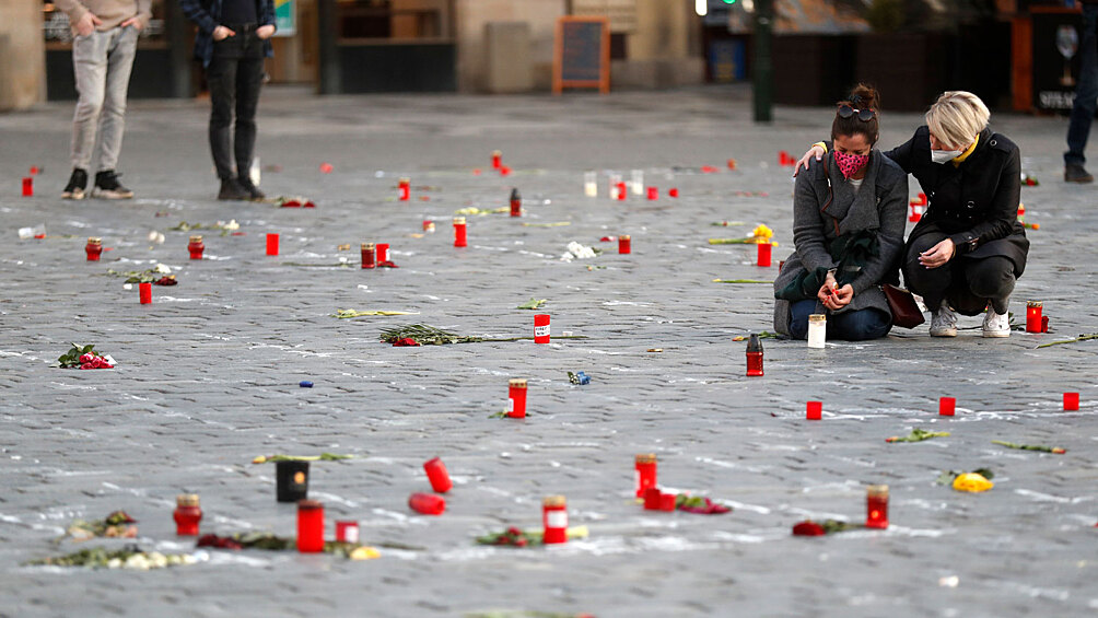 22 марта 2021 года в центре Праги на брусчатку Староместской площади нанесли изображения 25 тыс. белых крестов - примерно столько человек скончались в Чехии от коронавируса. Дата была выбрана не случайно - в этот день ровно год назад от COVID-19 умер первый пациент. 