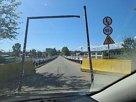 Весогабаритную рамку на мосту в Могоче повредили большегрузы