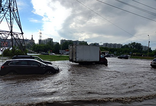 Шесть территорий затопило в Новосибирске во время дождей в выходные