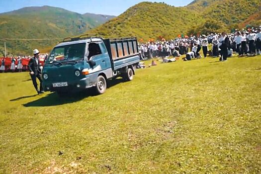 Более 30 детей пострадали в Киргизии из-за наезда грузовика