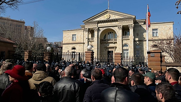 Тысячи человек собрались на митинге у парламента Армении