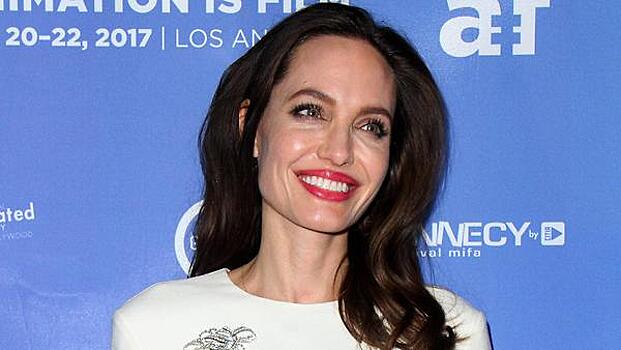 Анджелина Джоли впечатлила экстравагантным нарядом на церемонии