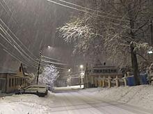 В Курске убирают снег в частном секторе