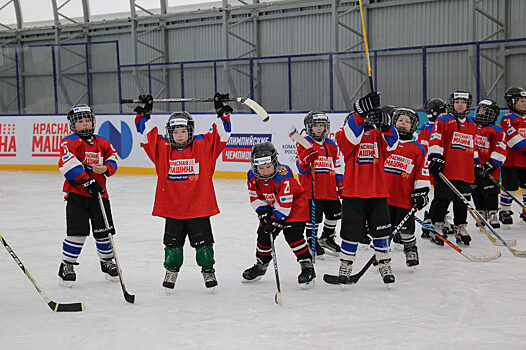 Легенды хоккея провели в Норильске благотворительный матч