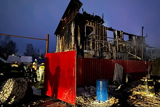 При пожаре в доме в Сургуте погибли семь человек