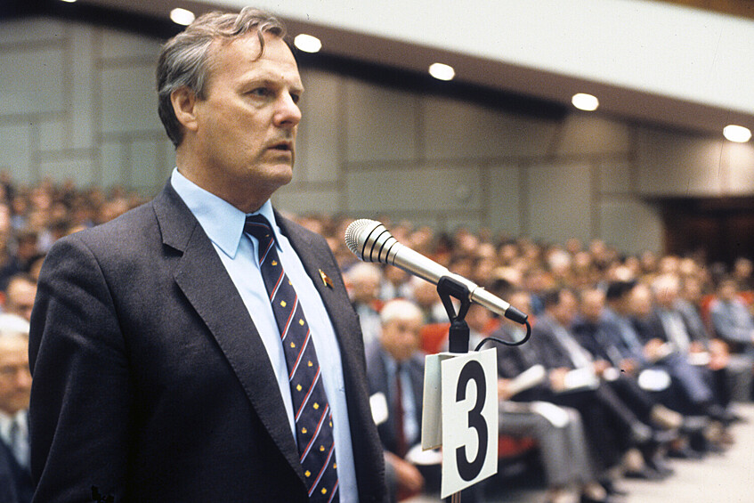 Председатель Ленсовета Анатолий Собчак в зале заседания российской партийной конференции, 1990 год