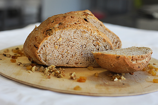 Домашний хлеб с изюмом и орехами