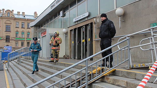 Машиниста поезда и двух сотрудников метро наградили за спасение людей