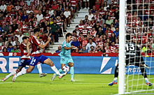 Гол Роберто на 86-й минуте спас "Барселону" в матче с "Гранадой" от первого поражения в нынешнем сезоне Ла Лиги