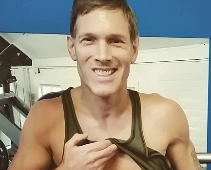 56-летний семикратный дедушка выглядит вдвое моложе своих лет и хвастает стальным прессом в Instagram