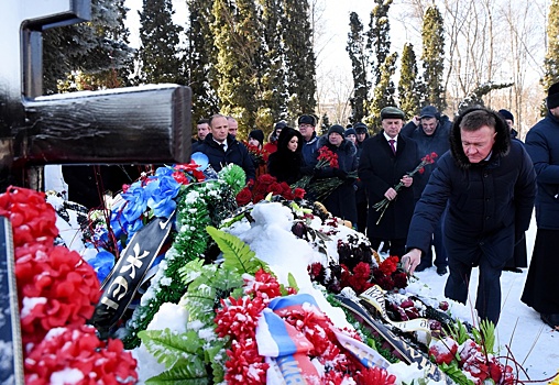 В Курске на мемориале «Памяти павших» возложили венки и цветы