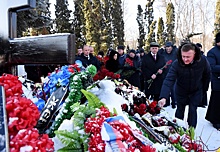 В Курске на мемориале «Памяти павших» возложили венки и цветы