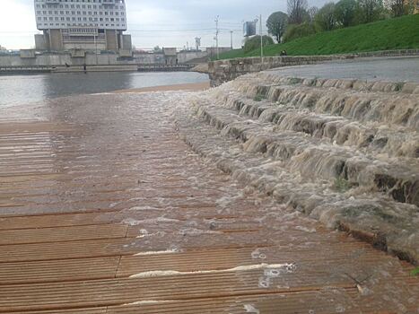 На улице Пролетарской в районе Нижнего озера произошел провыв водопровода
