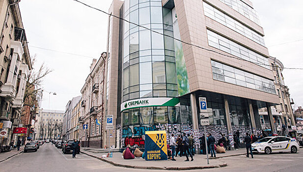 В Харькове неизвестные залили монтажной пеной банкоматы