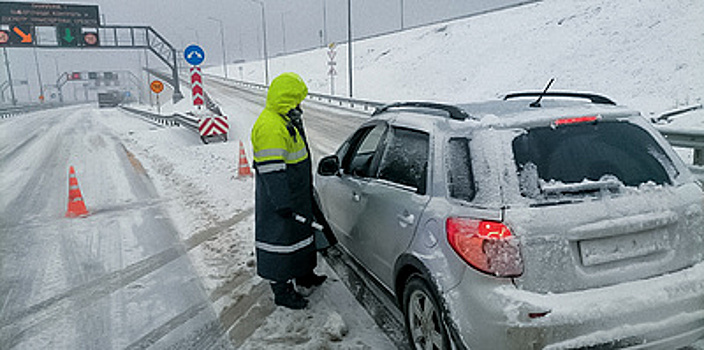 Снега по багажник. Аномальный снегопад заблокировал движение транспорта на юге России