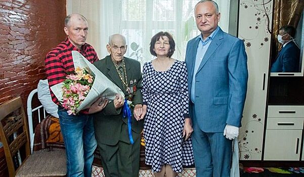 Додон в молдавском селе поздравил ветерана Великой Отечественной