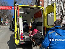 Троллейбус сбил курьера с продуктами в центре Саратова