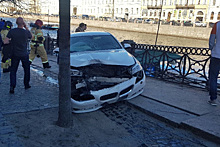 Автомобиль наехал на пешеходов в центре Санкт-Петербурга