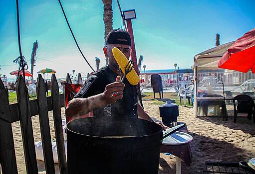 Россиянам рассказали об опасности употребления горячей кукурузы на пляже