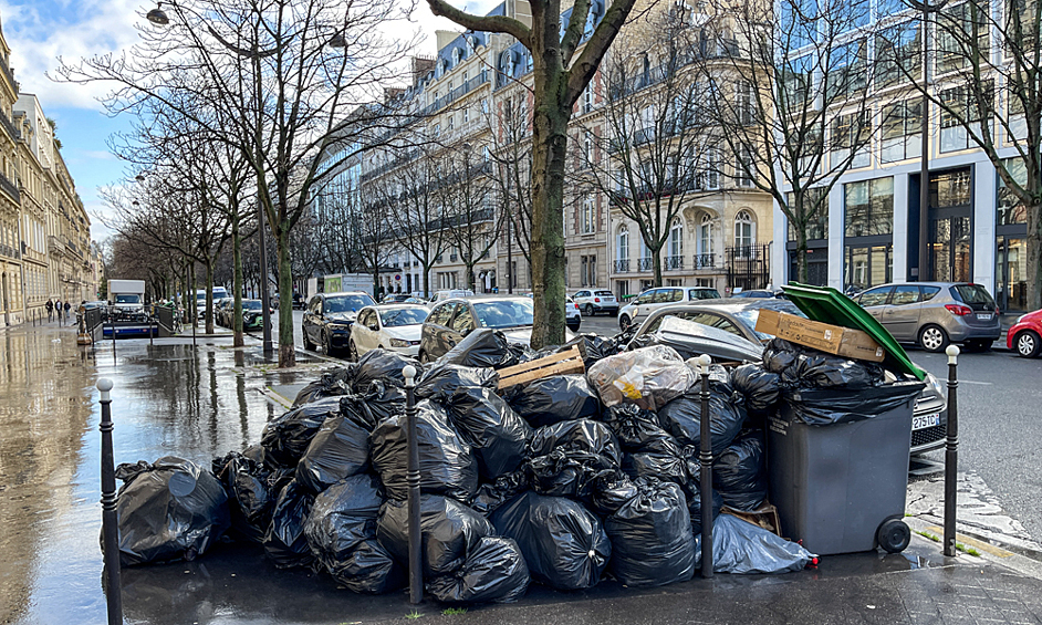 Мусор на улицах Парижа, скопившийся из-за забастовки мусорщиков против повышения пенсионного возраста, 14 марта 2023 года