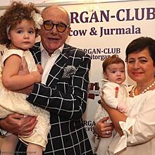 79-летний Эммануил Виторган пришел на праздничную вечеринку с четырехмесячной дочкой