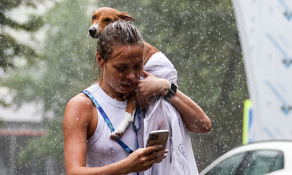 Девушка с собакой на Туапсинской улице во время дождя