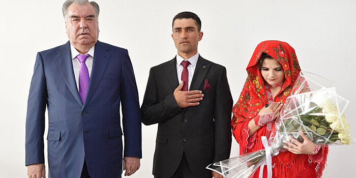 Эмомали Рахмон в Истиклоле вручил сотрудникам МВД Таджикистана ключи от квартир