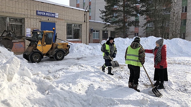 Снег расчистили у отделения Почты России в Молочном после обращения к депутату