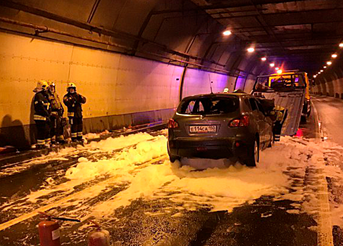 В московском тоннеле загорелась машина