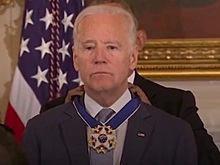 Обама устроил Байдену сюрприз, вручив ему высшую награду США