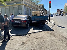 В центре Оренбурга на тротуаре столкнулись машины