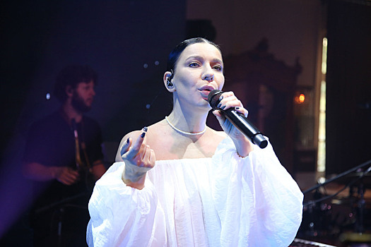 Певица Ёлка отказалась от украинского гражданства и получила паспорт РФ