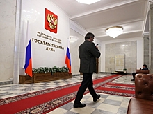 В Госдуме порекомендовали обязать школы вывешивать флаги России