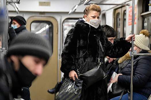 В московском транспорте стали выявлять на 12% больше людей без масок и перчаток
