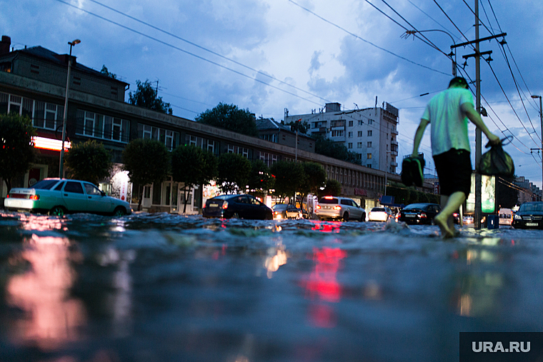 В свердловском городе затопило улицу после шторма. «Где мое каноэ?»