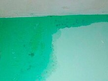 Залитая водой многоэтажка в деревне покрылась плесенью из-за дыры в крыше