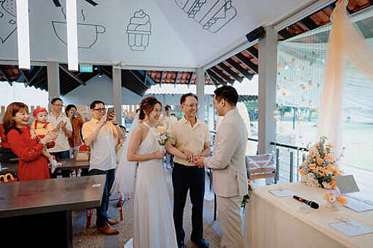 Mothership: молодожены из Сингапура сыграли свадьбу в местном McDonald's