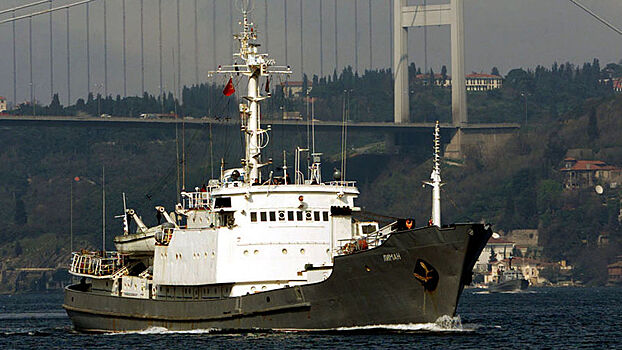 Разведывательный корабль Черноморского флота «Лиман» в проливе Босфор, 1999 год