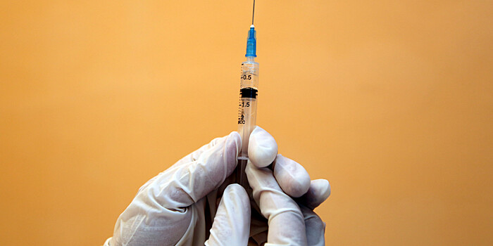 Вакцинный туризм: богатые британцы начали ездить в ОАЭ за прививкой от COVID-19