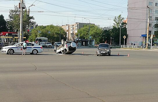 В Челябинске «Нива» после ДТП перевернулась на крышу